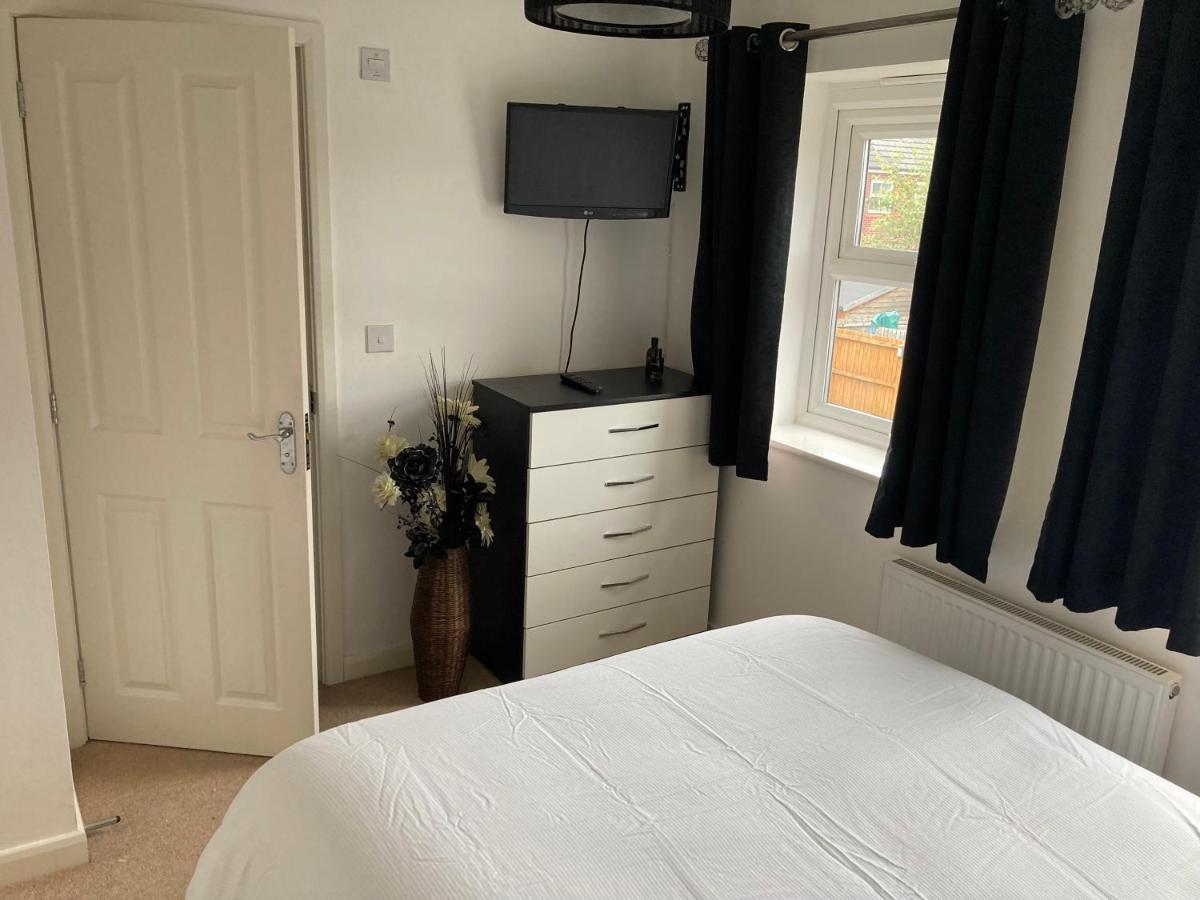 Cheerful For Football, Docks And Centre Holiday home