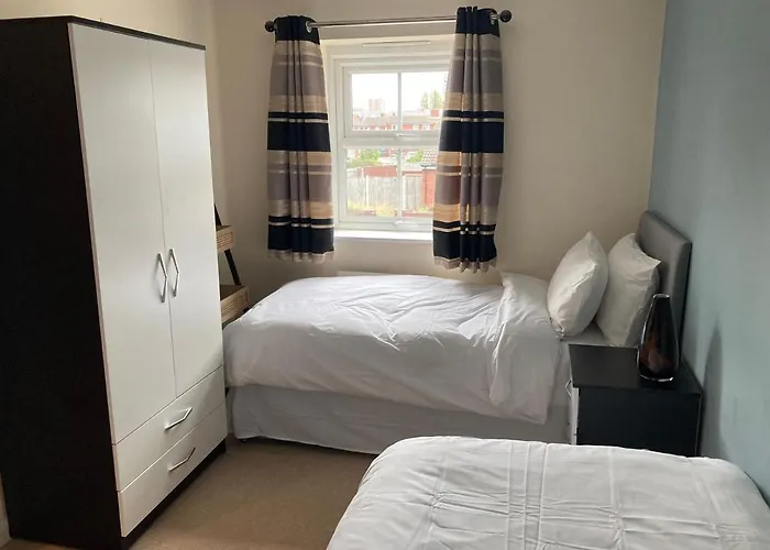 Cheerful Home For Football, Docks And City Centre