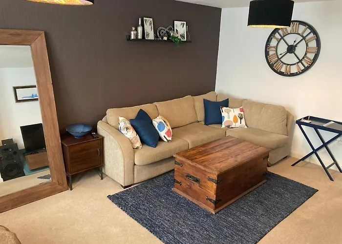 Cheerful Home For Football, Docks And City Centre