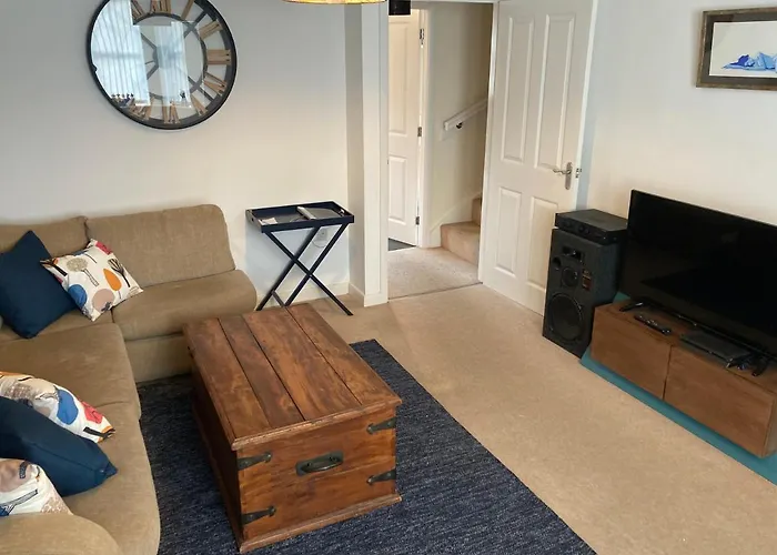 Cheerful Home For Football, Docks And City Centre