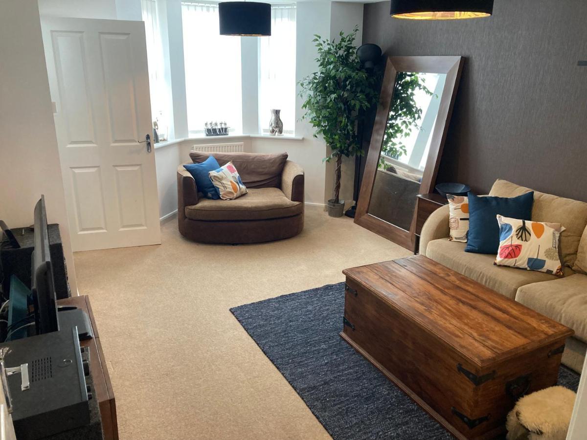 Cheerful For Football, Docks And Centre Holiday home